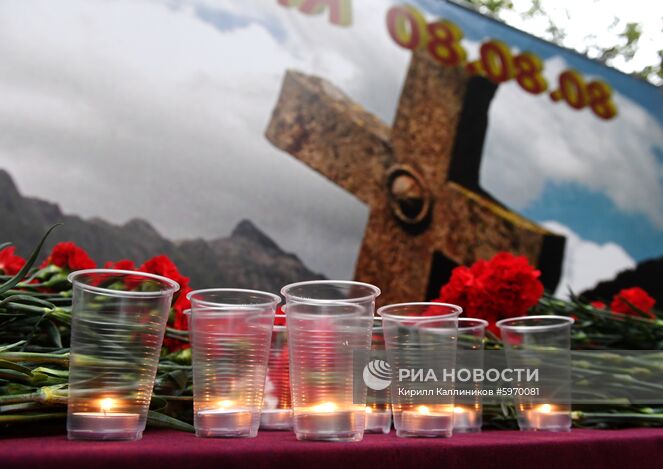 Зажженные свечи у мемориала на территории посольства Южной Осетии в память о погибших в результате военных действий в августе 2008 года. Место: Россия, Москва. Автор: Кирилл Каллиников/РИА Новости. Мероприятия в память о погибших в результате военных действий в августе 2008