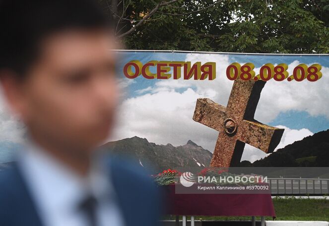 Баннер у посольства Южной Осетии в Москве, где проходят мероприятия в память о погибших в результате военных действий в августе 2008 года.. Место: Россия, Москва. Автор: Кирилл Каллиников/РИА Новости. Мероприятия в память о погибших в результате военных действий в августе 2008
