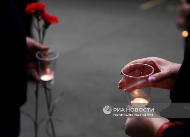 Цветы и зажженные свечи в руках у пришедших к посольству Южной Осетии в Москве на мероприятие в память о погибших в результате военных действий в августе 2008 года. Место: Россия, Москва. Автор: Кирилл Каллиников/РИА Новости. Мероприятия в память о погибших в результате военных действий в августе 2008
