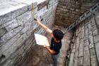 Сотрудник Института археологии РАН на раскопках в Большом Кремлевском сквере на территории Кремля в Москве. Место: Россия, Москва. Автор: Максим Блинов. Археологические раскопки на территории Московского Кремля