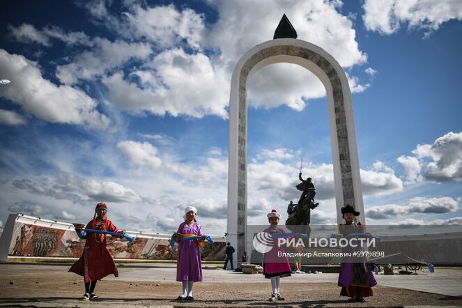 Девочки в национальных костюмах возле Мемориала, посвященного монгольским революционерам и героям войны, в городе Чойбалсан. Место: Монголия. Автор: Владимир Астапкович/РИА Новости. Страны мира. Монголия