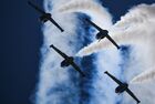 Самолеты Аэро Л-39 "Альбатрос" пилотажной группы Baltic bees ("Балтийские пчёлы", Латвия) выполняют полет на Международном авиационно-космическом салоне МАКС-2019 в подмосковном Жуковском. Место: Россия, Московская область, Жуковский. Автор: Владимир Астапкович. Международный авиационно-космический салон МАКС - 2019. День третий