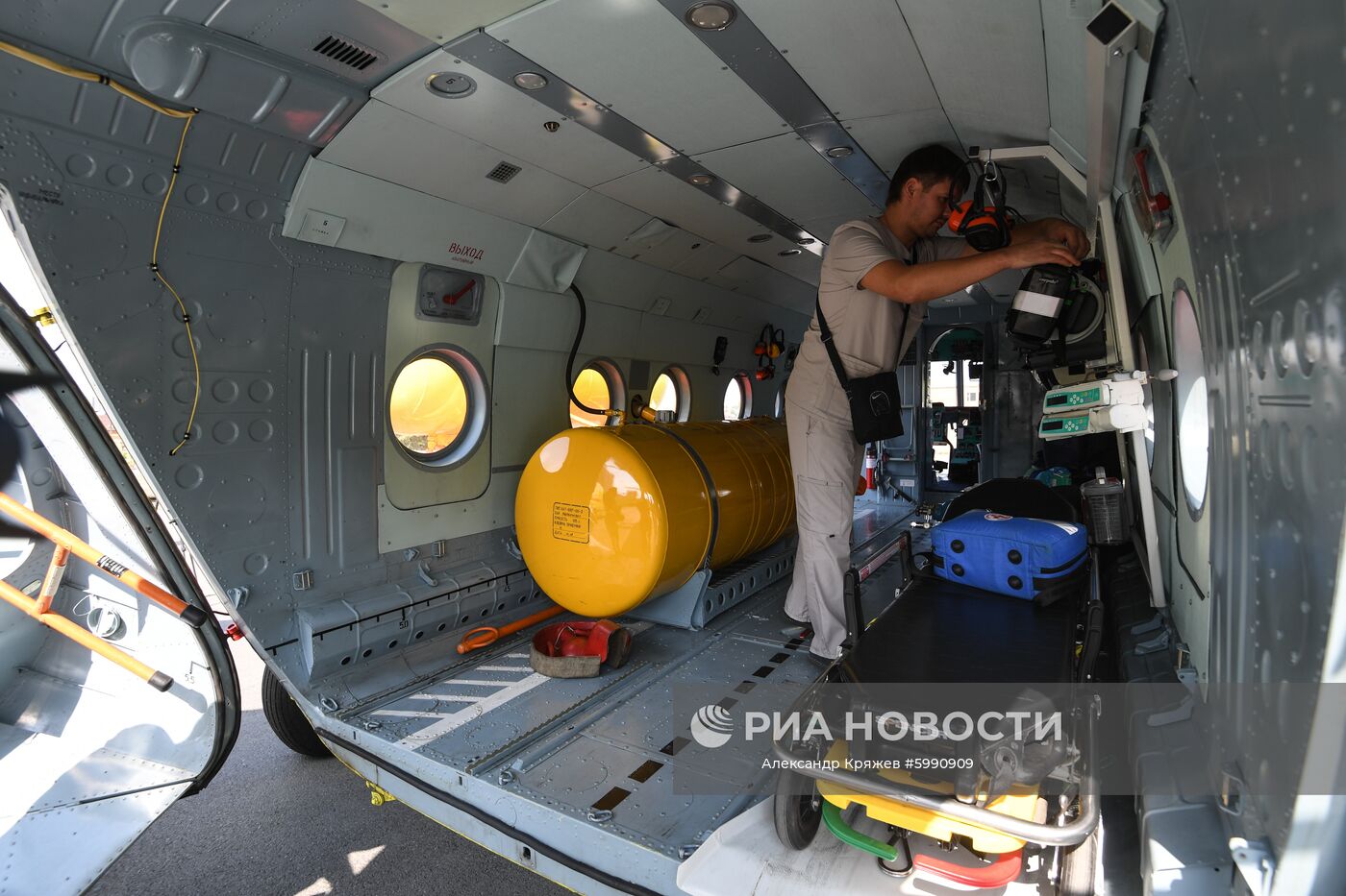 Носилки и медицинское оборудование в салоне нового вертолета Национальной службы санитарной авиации Ми-8 АМТ, переданного Новосибирской области в августе в рамках национального проекта "Здравоохранение". Место: Россия, Новосибирск. Автор: Александр Кряжев/РИА Новости. Вертолет санавиации Ми-8 АМТ передан Новосибирской области
