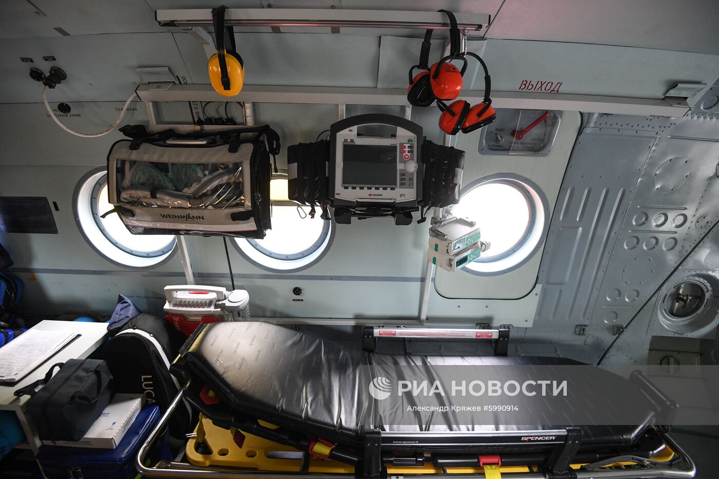 Носилки и медицинское оборудование в салоне нового вертолета Национальной службы санитарной авиации Ми-8 АМТ, переданного Новосибирской области в августе в рамках национального проекта "Здравоохранение". Место: Россия, Новосибирск. Автор: Александр Кряжев/РИА Новости. Вертолет санавиации Ми-8 АМТ передан Новосибирской области