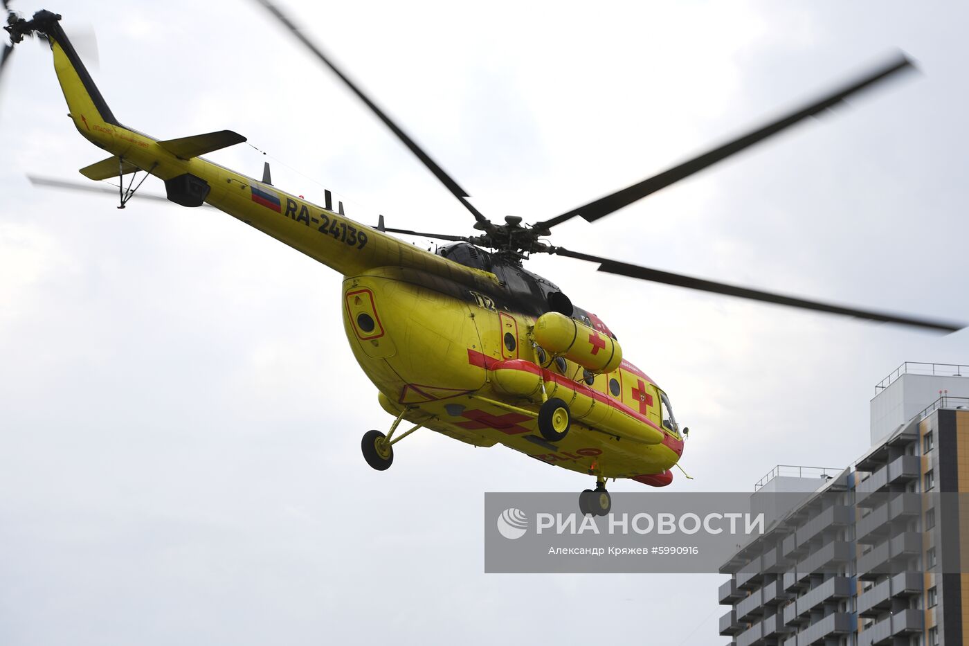 Новый вертолет Национальной службы санитарной авиации Ми-8 АМТ, переданный Новосибирской области в августе в рамках национального проекта "Здравоохранение". Место: Россия, Новосибирск. Автор: Александр Кряжев/РИА Новости. Вертолет санавиации Ми-8 АМТ передан Новосибирской области