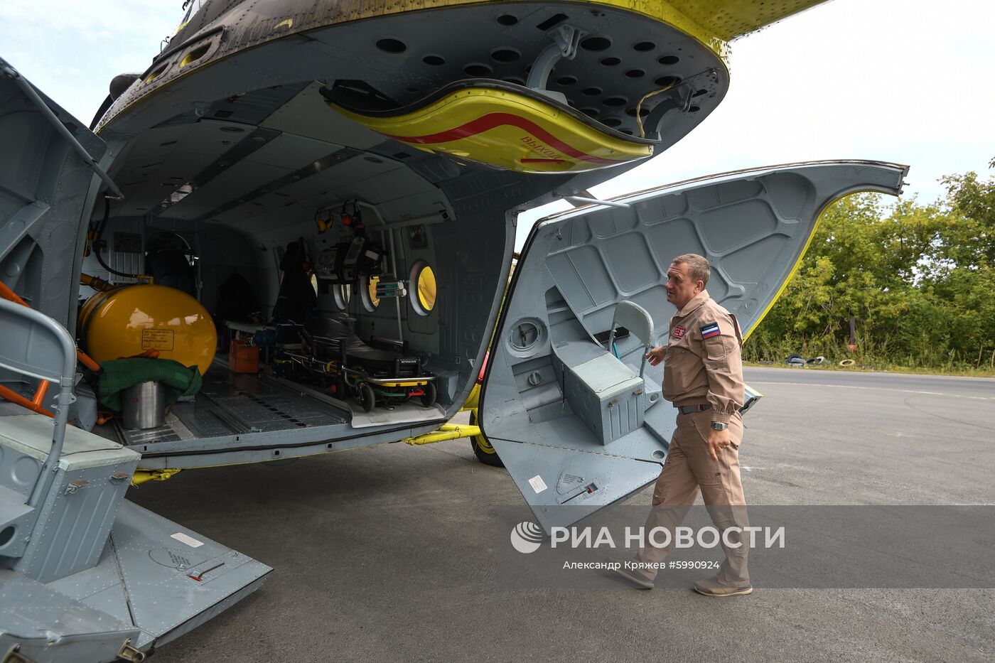 Новый вертолет Национальной службы санитарной авиации Ми-8 АМТ на посадочной площадке недалеко от Новосибирской областной клинической больницы. Вертолет введен в эксплуатацию в Новосибирской области в августе в рамках национального проекта "Здравоохранение". Место: Россия, Новосибирск. Автор: Александр Кряжев/РИА Новости. Вертолет санавиации Ми-8 АМТ передан Новосибирской области