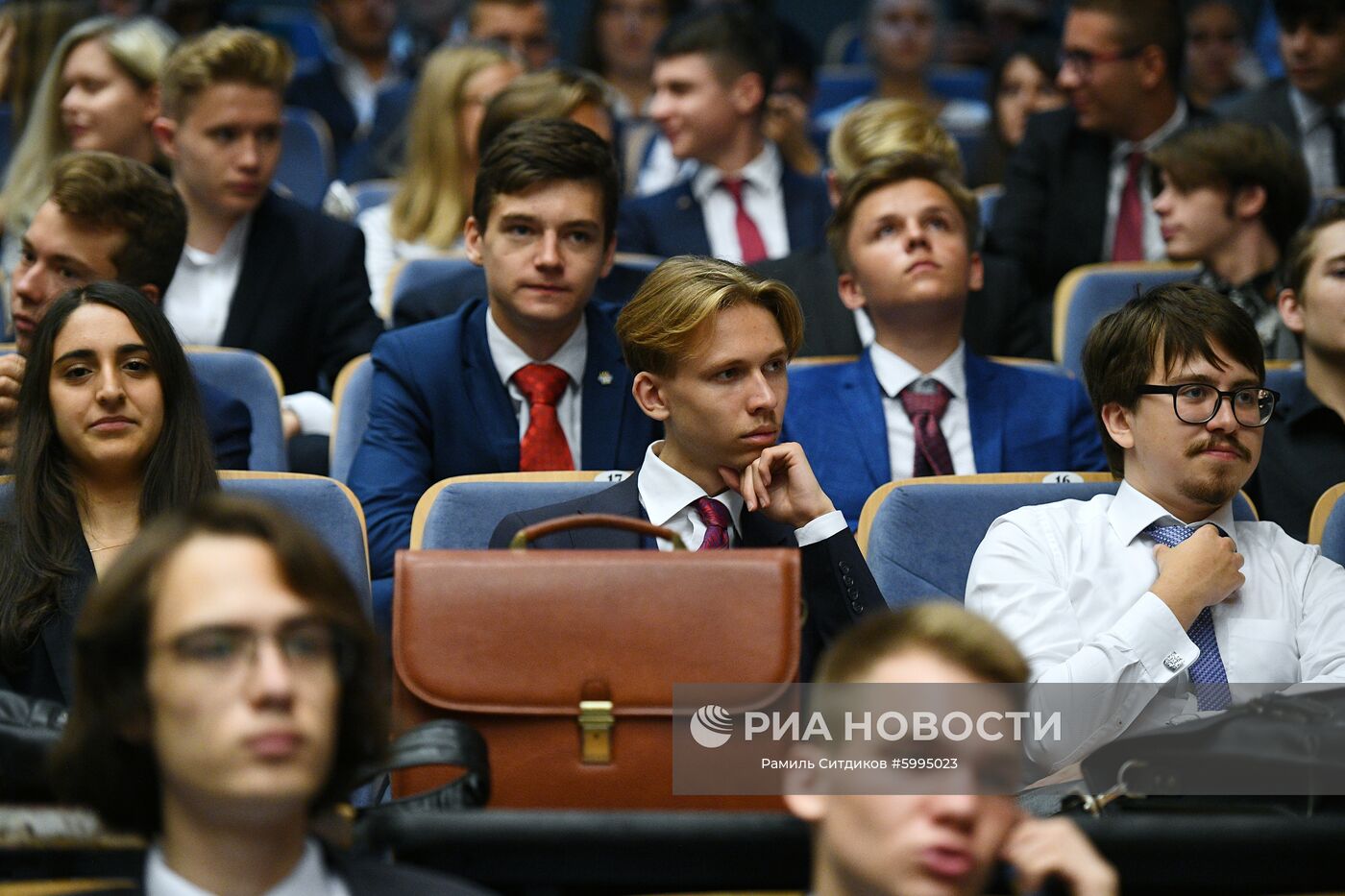 Студенты МГИМО МИД России (Московский государственный институт международных отношений (университет) Министерства иностранных дел Российской Федерации) на встрече с министром иностранных дел РФ Сергеем Лавровым в Москве. Место: Россия, Москва. Автор: Рамиль Ситдиков/РИА Новости. Глава МИД РФ С. Лавров встретился со студентами МГИМО