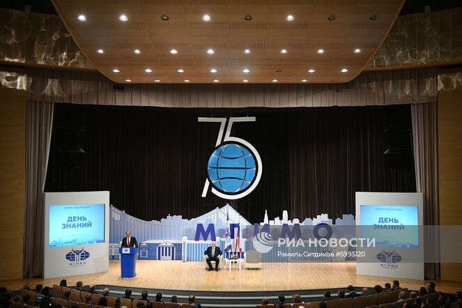 Министр иностранных дел РФ Сергей Лавров выступает на встрече со студентами МГИМО МИД России (Московский государственный институт международных отношений (университет) Министерства иностранных дел Российской Федерации) в Москве. Справа - ректор Московского государственного института международных отношений Министерства иностранных дел Российской Федерации (МГИМО МИД России) Анатолий Торкунов. Место: Россия, Москва. Автор: Рамиль Ситдиков/РИА Новости. Глава МИД РФ С. Лавров встретился со студентами МГИМО