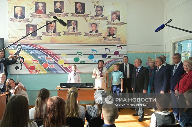 2 сентября 2019. Президент РФ Владимир Путин во время посещения средней общеобразовательной школы №6 города Тулуна. Место: Россия, Иркутская область, Тулун. Автор: Сергей Гунеев/РИА Новости. Рабочая поездка президента РФ В. Путина в Сибирский федеральный округ