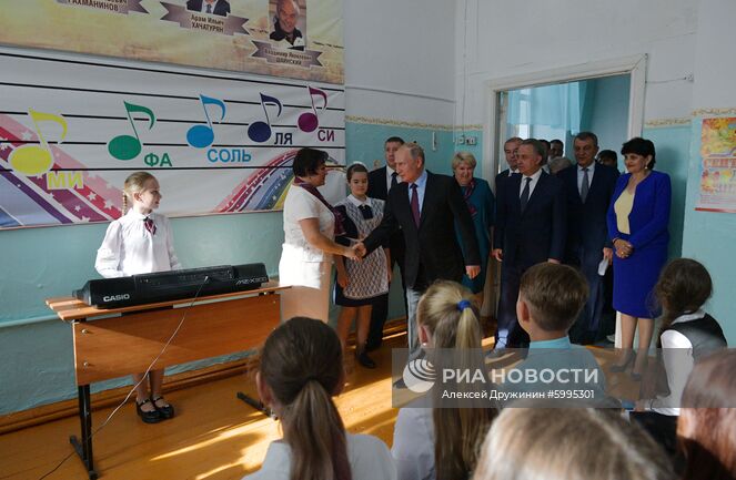 2 сентября 2019. Президент РФ Владимир Путин во время посещения средней общеобразовательной школы №6 города Тулуна. Место: Россия, Иркутская область, Тулун. Автор: Алексей Дружинин/РИА Новости. Рабочая поездка президента РФ В. Путина в Сибирский федеральный округ