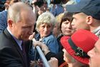 2 сентября 2019. Президент РФ Владимир Путин общается с жителями Тулуна после посещения средней общеобразовательной школы №6.
Место: Россия, Иркутская область, Тулун. Автор: Алексей Дружинин/РИА Новости. Рабочая поездка президента РФ В. Путина в Сибирский федеральный округ