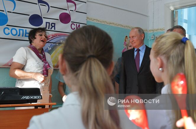 2 сентября 2019. Президент РФ Владимир Путин во время посещения средней общеобразовательной школы №6 города Тулуна. Место: Россия, Иркутская область, Тулун. Рабочая поездка президента РФ В. Путина в Сибирский федеральный округ