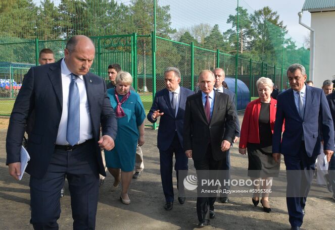 2 сентября 2019. Президент РФ Владимир Путин во время посещения средней общеобразовательной школы №6 города Тулуна. Место: Россия, Иркутская область, Тулун. Автор: Алексей Дружинин/РИА Новости. Рабочая поездка президента РФ В. Путина в Сибирский федеральный округ