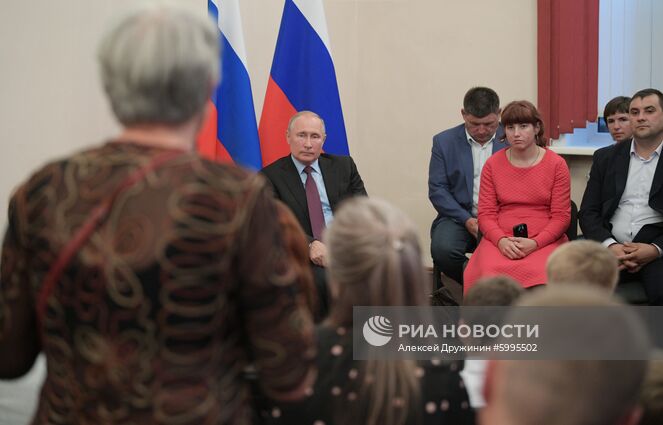 2 сентября 2019. Президент РФ Владимир Путин во время встречи в Тулуне с жителями, принимавшими участие в спасении населения, а также пострадавшими во время паводка на территории Иркутской области. Место: Россия, Иркутская область, Тулун. Автор: Алексей Дружинин/РИА Новости. Рабочая поездка президента РФ В. Путина в Сибирский федеральный округ