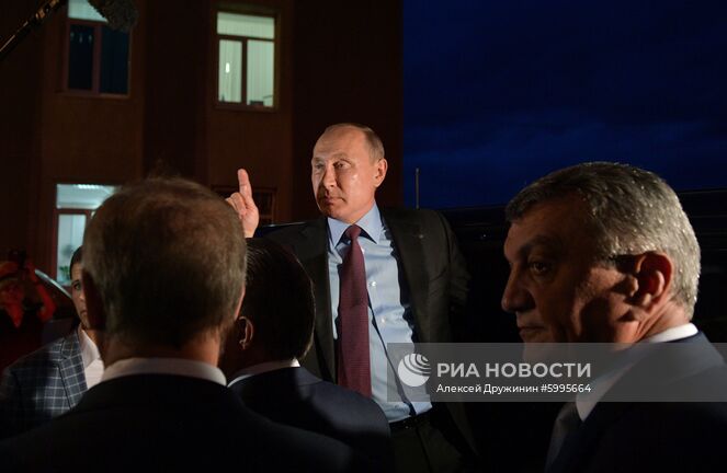 2 сентября 2019. Президент РФ Владимир Путин общается с местными жителями после совещания о жилищном обеспечении граждан, пострадавших в ходе паводка на территории Иркутской области.
Место: Россия, Иркутская область, Тулун. Автор: Алексей Дружинин/РИА Новости. Рабочая поездка президента РФ В. Путина в Сибирский федеральный округ