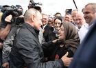 12 сентября 2019. Президент РФ Владимир Путин обнимает местную жительницу перед возложением цветов к памятнику участникам Великой Отечественной войны, локальных войн и ополченцам - участникам боевых действий на территории Дагестана в 1999 году. Место: Россия, Республика Дагестан, Махачкала. Автор: Алексей Никольский. Рабочая поездка президента РФ В. Путина в Дагестан