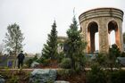 Сквер "Парк ангелов", построенный в память о погибших в пожаре в торгово-развлекательном центре "Зимняя вишня", в Кемерово. Пожар в четырехэтажном торговом центре "Зимняя вишня" в Кемерово произошел 25 марта 2018 года. В результате пожара погибли 60 человек, большинство из них дети. В память о погибших в парке высадили 60 сосен. Место: Россия, Кемерово. Автор: Георгий Шишкин/РИА Новости. "Парк ангелов" на месте сгоревшей "Зимней вишни" в Кемерово
