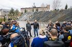 Губернатор Кемеровской области Сергей Цивилёв (в центре) общается с журналистами на открытии сквера "Парк ангелов", построенного в память о погибших в пожаре в торгово-развлекательном центре "Зимняя вишня", в Кемерово. Пожар в четырехэтажном торговом центре "Зимняя вишня" в Кемерово произошел 25 марта 2018 года. В результате пожара погибли 60 человек, большинство из них дети. В память о погибших в парке высадили 60 сосен. Место: Россия, Кемерово. Автор: Георгий Шишкин/РИА Новости. "Парк ангелов" на месте сгоревшей "Зимней вишни" в Кемерово