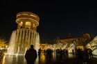 Горожане в сквере "Парк ангелов", построенном в память о погибших в пожаре в торгово-развлекательном центре "Зимняя вишня", в Кемерово. Пожар в четырехэтажном торговом центре "Зимняя вишня" в Кемерово произошел 25 марта 2018 года. В результате пожара погибли 60 человек, большинство из них дети. В память о погибших в парке высадили 60 сосен. Место: Россия, Кемерово. Автор: Георгий Шишкин/РИА Новости. "Парк ангелов" на месте сгоревшей "Зимней вишни" в Кемерово