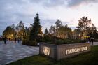 Горожане в сквере "Парк ангелов", построенном в память о погибших в пожаре в торгово-развлекательном центре "Зимняя вишня", в Кемерово. Пожар в четырехэтажном торговом центре "Зимняя вишня" в Кемерово произошел 25 марта 2018 года. В результате пожара погибли 60 человек, большинство из них дети. В память о погибших в парке высадили 60 сосен. Место: Россия, Кемерово. Автор: Георгий Шишкин/РИА Новости. "Парк ангелов" на месте сгоревшей "Зимней вишни" в Кемерово