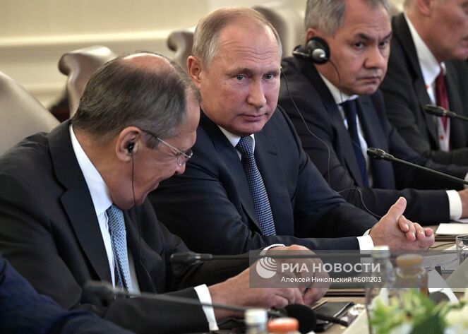 16 сентября 2019. Президент РФ Владимир Путин, министр обороны РФ Сергей Шойгу (справа) и министр иностранных дел РФ Сергей Лавров (слева) во время российско-турецких переговоров в расширенном составе. Место: Турция, Анкара. Автор: Алексей Никольский/РИА Новости. Рабочий визит президента РФ В. Путина в Турцию
