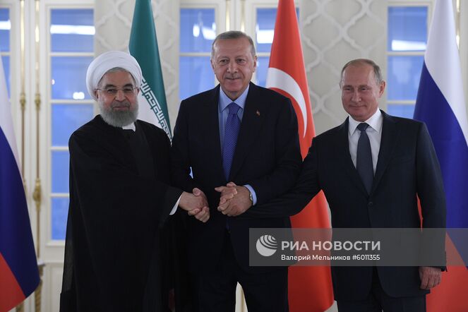 16 сентября 2019. Президент РФ Владимир Путин, президент Турции Реджеп Тайип Эрдоган и президент Ирана Хасан Рухани (справа налево) на церемонии фотографирования участников встречи глав государств - гарантов Астанинского процесса содействия сирийскому урегулированию. Место: Турция, Анкара. Автор: Валерий Мельников/РИА Новости. Рабочий визит президента РФ В. Путина в Турцию
