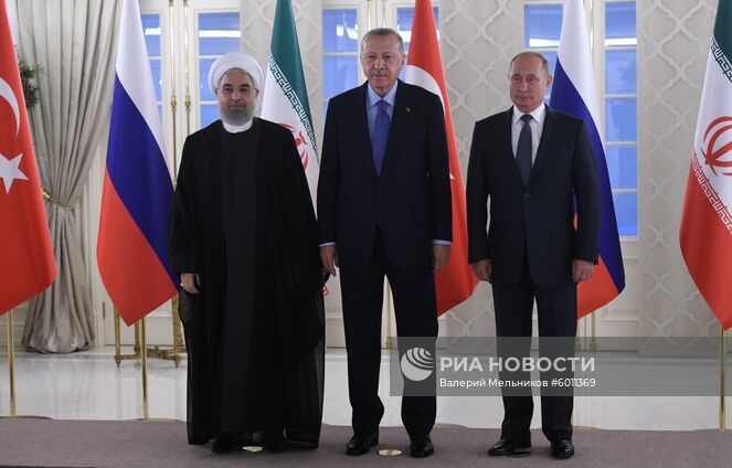 16 сентября 2019. Президент РФ Владимир Путин, президент Турции Реджеп Тайип Эрдоган и президент Ирана Хасан Рухани (справа налево) на церемонии фотографирования участников встречи глав государств - гарантов Астанинского процесса содействия сирийскому урегулированию. Место: Турция, Анкара. Автор: Валерий Мельников/РИА Новости. Рабочий визит президента РФ В. Путина в Турцию
