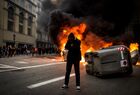 Участник акции протеста на одной из улиц Барселоны. Акции протеста в Каталонии начались в понедельник, после того как Верховный суд вынес приговор каталонским политикам в связи с их причастностью к проведению незаконного референдума о независимости в 2017 году. Место: Испания, Барселона. Автор: Джорди Бойшареу/РИА Новости. Акция протеста в Барселоне