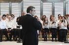 Дирижер Алим Шахмаметьев и участники концерта-перформанса "Фортепьяно.Фотоаппарат" в концертном холле зала имени А. М. Каца Новосибирской филармонии. На концерте с участием около 100 фотографов, исполнено более десятка пьес П. И. Чайковского, Д. Д. Шостаковича и М. Б. Броннера в переложении для неожиданного состава инструментов: аккомпанементом к фортепиано выступили фотоаппараты. Место: Россия, Новосибирск. Автор: Александр Кряжев/РИА Новости. Концерт-перформанс "Фортепиано.Фотоаппарат" в Новосибирске