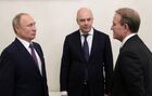 20 декабря 2019. Президент РФ Владимир Путин, министр финансов РФ Антон Силуанов и глава политического совета украинской партии "Оппозиционная платформа - За жизнь" Виктор Медведчук (слева направо) во время встречи во время встречи в Константиновском дворце. Место: Россия, Санкт-Петербург. Автор: Михаил Климентьев/РИА Новости. Рабочая поездка президента РФ В. Путина в Санкт-Петербург