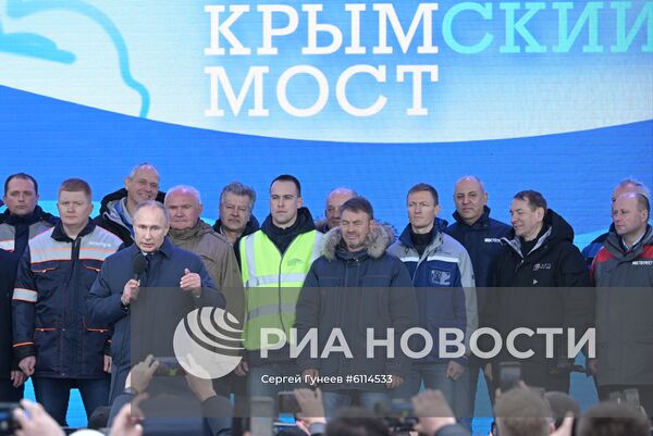 Президент РФ В. Путин открыл железнодорожное движение по Крымскому мосту