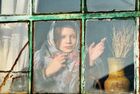 Девушка смотрит в окно во время святочных гаданий в казачьем поселке Черноречье Челябинской области. Место: Челябинская область. Автор: Александр Кондратюк/РИА Новости. Святки в казачьем поселке Черноречье Челябинской области