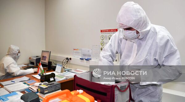 Сотрудники медицинской службы в аэропорту Душанбе