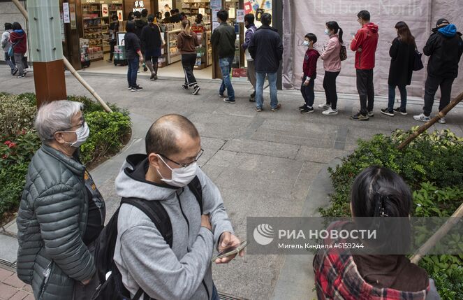 Очередь за защитными масками на одной из улиц в Гонконге. Место: Китай, Гонконг. Автор: Мигель Кандела/РИА Новости. Ситуация в Гонконге в связи с коронавирусом