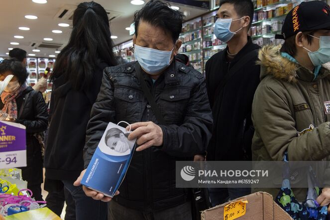 Покупатель выбирает защитную маску в одной из аптек Гонконга. Место: Китай, Гонконг. Автор: Мигель Кандела/РИА Новости. Ситуация в Гонконге в связи с коронавирусом