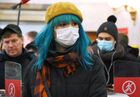 Пассажиры в медицинских масках на одной из станций Московского метрополитена. Место: Россия, Москва. Автор: Максим Блинов. Меры по профилактике в метро в связи с коронавирусом