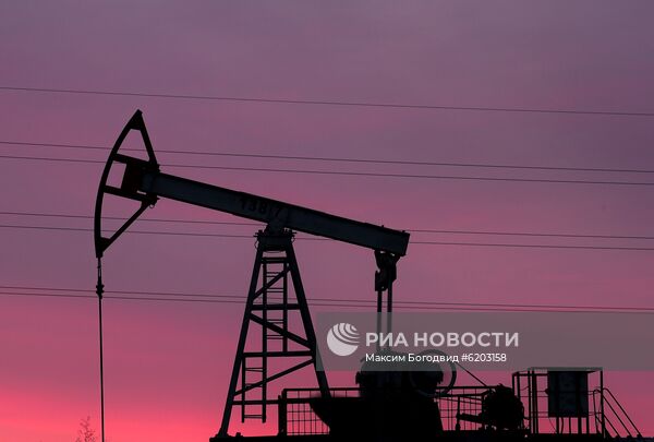 Работа нефтяных станков - качалок
