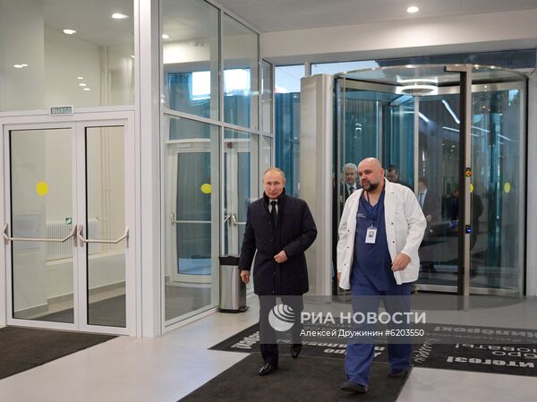 Президент РФ В. Путин посетил больницу в Коммунарке