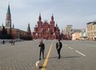 Прохожие гуляют на Красной площади в Москве. Место: Россия, Москва. Автор: Евгений Биятов/РИА Новости. Ситуация в Москве во время коронавируса