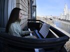 Концерт на балконе для жителей дома пианистки Бэлы Карташевой