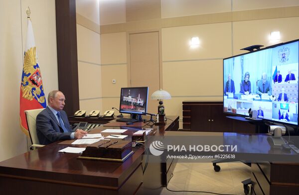 Президент РФ В. Путин провел совещание по вопросу санитарно-эпидемиологической обстановки