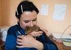 В Сочи сотрудница парка "усыновила" новорожденных бельчат