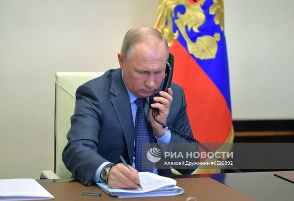 Президент РФ В. Путин провел встречу с губернатором Калининградской области А. Алихановым