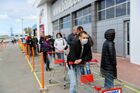 Сотни жителей Калининграда выстроились в очереди у открывшихся строительных магазинов
