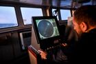 Член экипажа Игорь Удальцов отслеживает айсберги на радиолокационной станции во время плавания к антарктической станции "Беллинсгаузен". Океанографическое исследовательское судно "Адмирал Владимирский" совершает кругосветную экспедицию, посвященную 200-летия открытия Антарктиды русскими мореплавателями, с целью проведения комплексных океанографических исследований в районе Антарктики, и исследования параметров магнитного поля Земли в целях уточнения положения южного магнитного полюса. Место: Антарктида. Автор: Алексей Куденко. Продолжается кругосветная экспедиция на судне "Адмирал Владимирский"