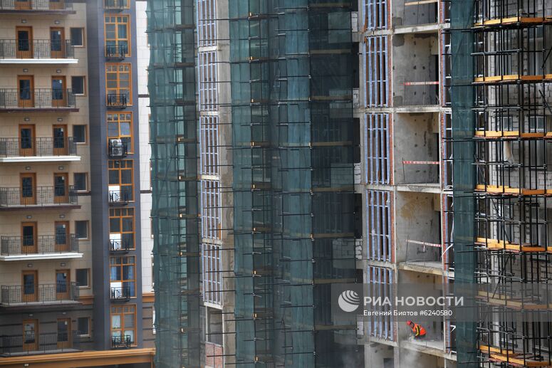 Строительство жилого комплекса рядом со станцией метро "Рассказовка" в Москве. : Россия, Москва. : Евгений Биятов/РИА Новости. Строительство жилых домов в Москве