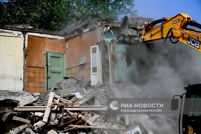 Снос ветхого жилого дома в микрорайоне "Стрижи" в Новосибирске. В микрорайоне проводится комплексная застройка по программе развития застроенных территорий. Место: Россия, Новосибирск. Автор: Александр Кряжев/РИА Новости. Строительные работы в Новосибирске