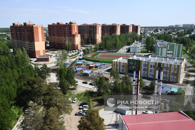 Вид на новые дома жилого комплекса "Начало мая", новый детский сад и реконструированную среднюю школу в микрорайоне "Стрижи" в Новосибирске. В микрорайоне проводится комплексная застройка по программе развития застроенных территорий. Место: Россия, Новосибирск. Автор: Александр Кряжев/РИА Новости. Строительные работы в Новосибирске
