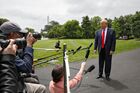 Президент США Дональд Трамп беседует со СМИ на южной лужайке Белого дома в Вашингтоне перед своим отлетом в Детройт 21 мая 2020 года. Трамп собирается принять участие в прослушивании сессии с афроамериканскими лидерами и посетить завод Ford Rawsonville Components в Ипсиланти, штат Мичиган. Место: США, Вашингтон. Автор: Стрингер/РИА Новости. Пресс-подход Д. Трампа перед отлетом в Детройт