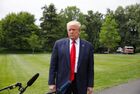 Президент США Дональд Трамп беседует со СМИ на южной лужайке Белого дома в Вашингтоне перед своим отлетом в Детройт 21 мая 2020 года. Трамп собирается принять участие в прослушивании сессии с афроамериканскими лидерами и посетить завод Ford Rawsonville Components в Ипсиланти, штат Мичиган. Место: США, Вашингтон. Автор: Стрингер/РИА Новости. Пресс-подход Д. Трампа перед отлетом в Детройт